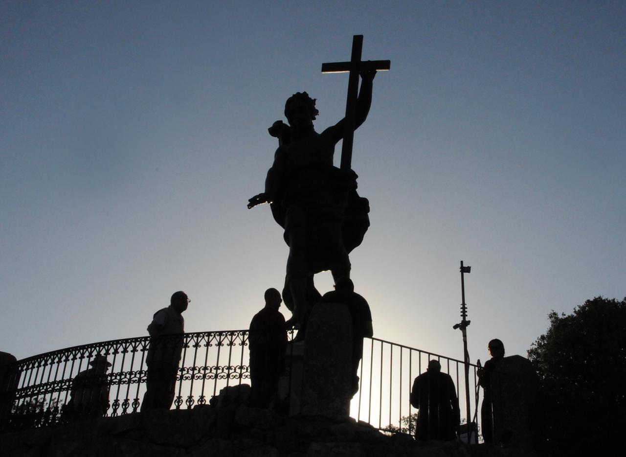 
	Una suggestiva immagine della statua del Redentore in cima all'Ortobene

