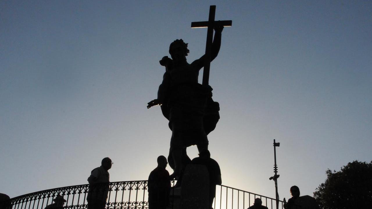 Una suggestiva immagine della statua del Redentore in cima all'Ortobene