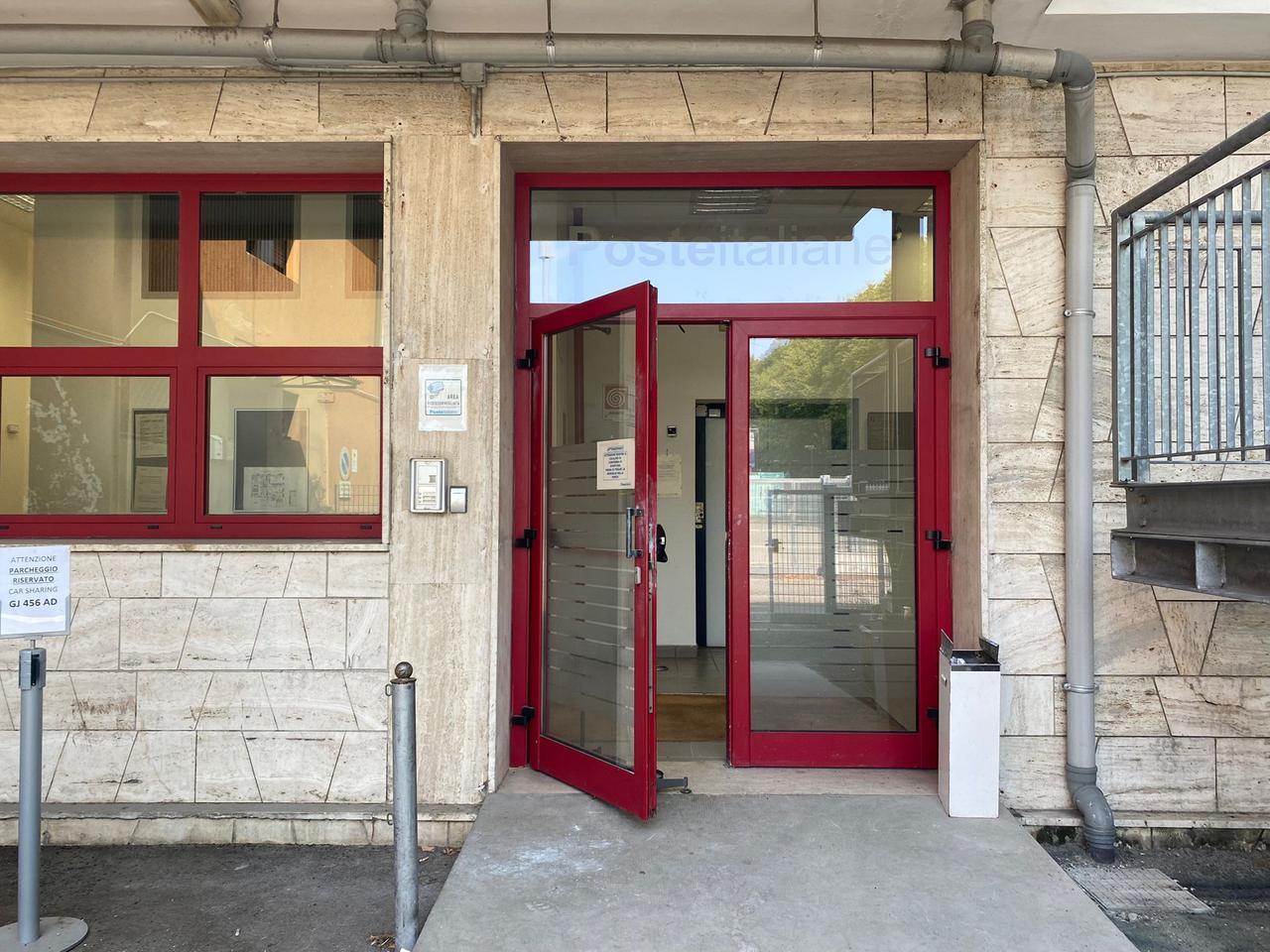 Due furti in due giorni alle Poste in zona stazione: nel bottino 9 computer e numerosi smartphone