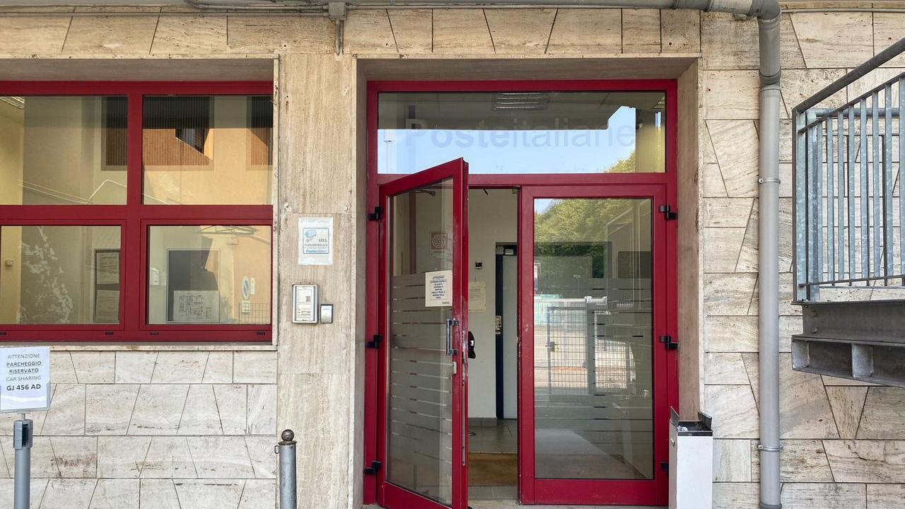 Due furti in due giorni alle Poste in zona stazione: nel bottino 9 computer e numerosi smartphone