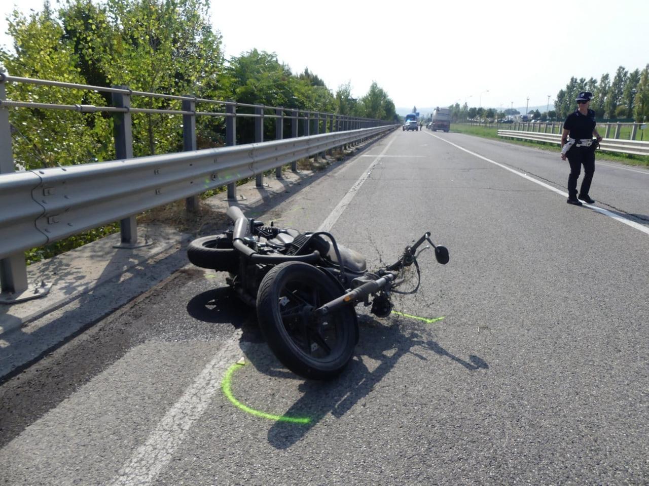 Incidente sulla Pedemontana: grave una motociclista di 60 anni
