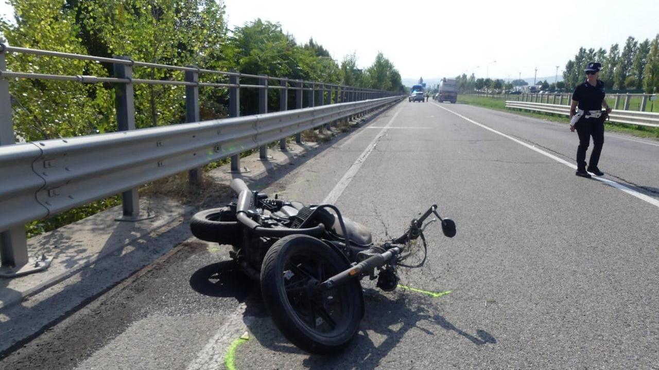 Incidente sulla Pedemontana: grave una motociclista di 60 anni
