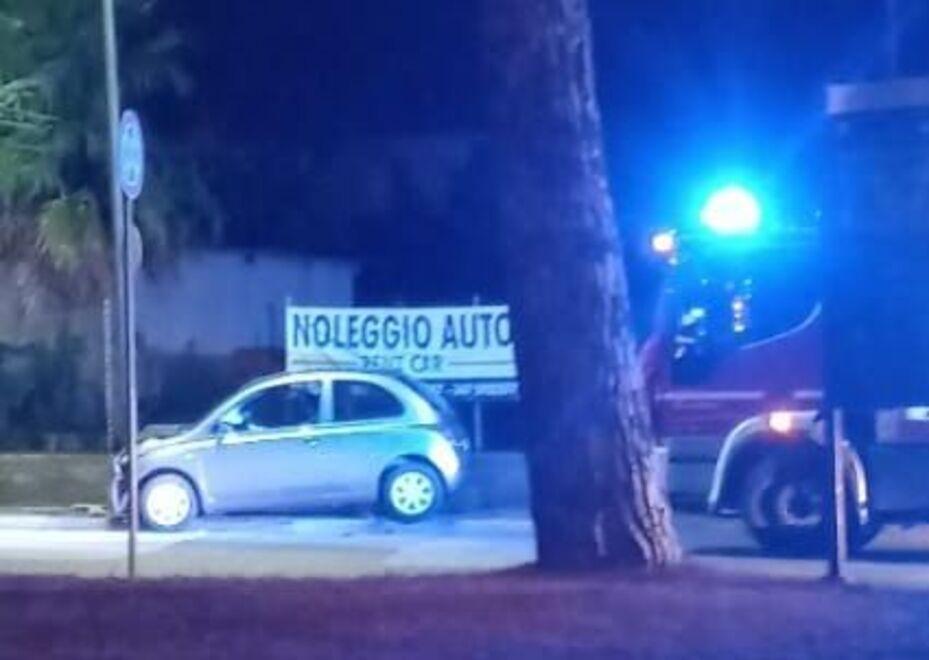 
	L'auto contro il palo

