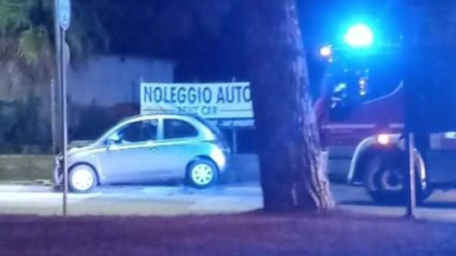 L'auto contro il palo