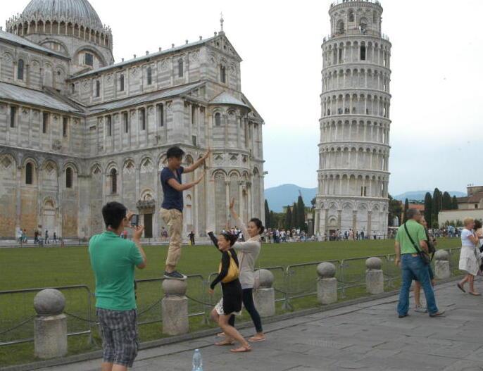 
	Turisti a Pisa

