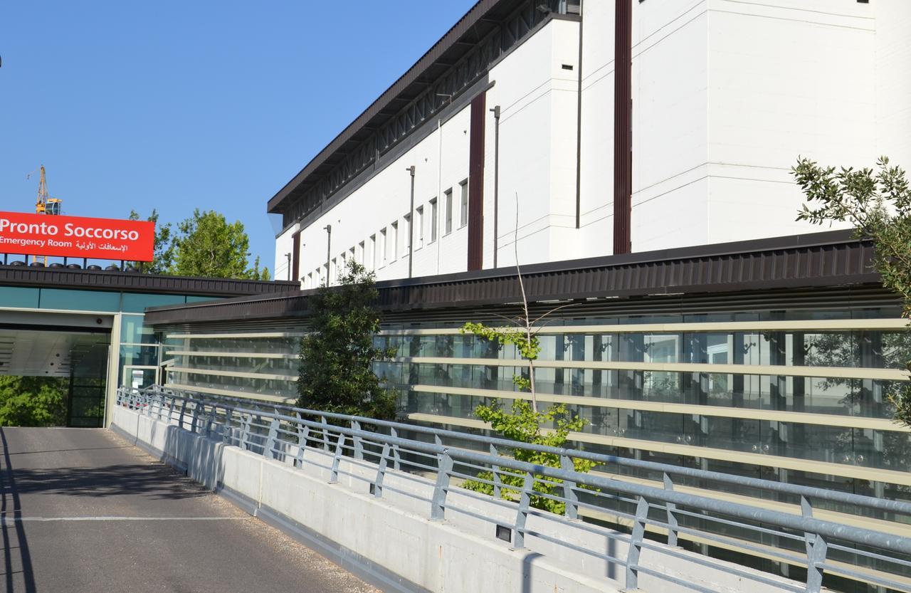 Crea il caos in pronto soccorso e picchia gli agenti intervenuti per fermarlo