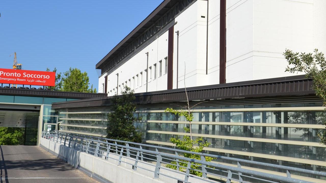 Crea il caos in pronto soccorso e picchia gli agenti intervenuti per fermarlo