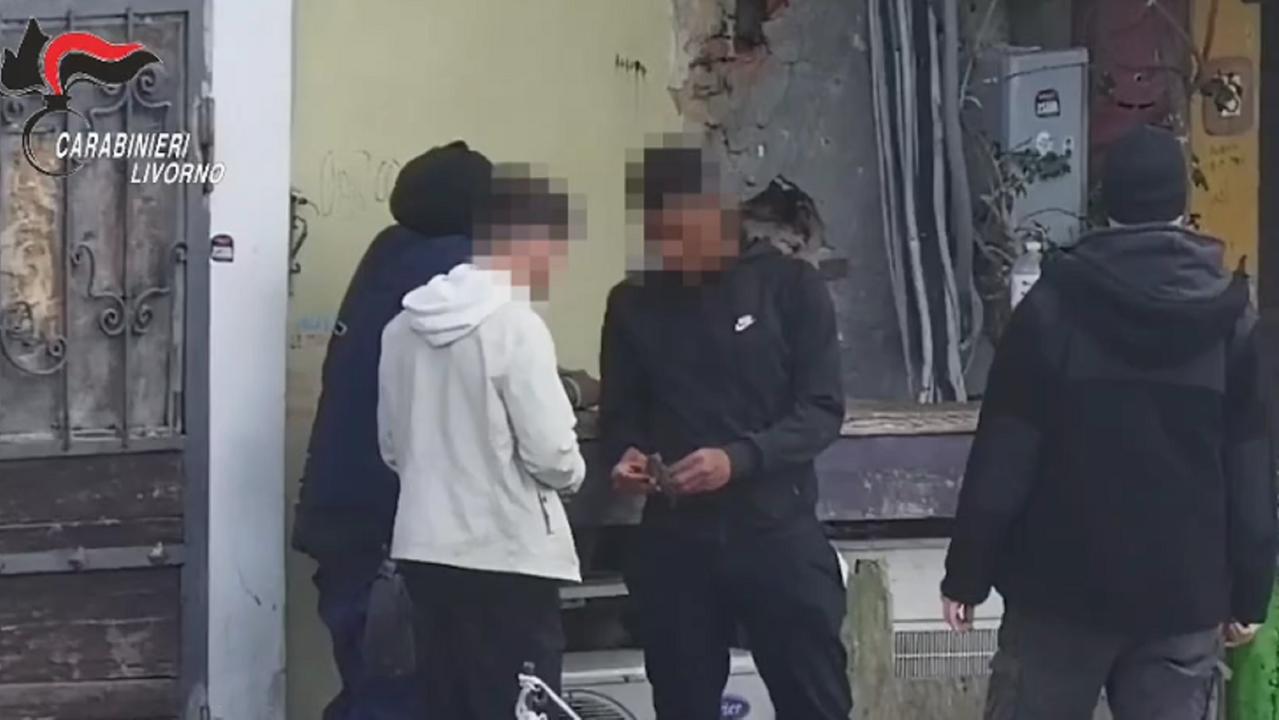 Un'immagine dello spaccio in piazza Garibaldi documentata dai carabinieri