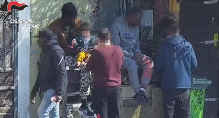 Il momento in cui il padre va a comprare la droga col figlio di due anni fra le braccia