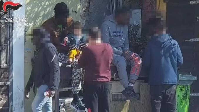 Il momento in cui il padre va a comprare la droga col figlio di due anni fra le braccia