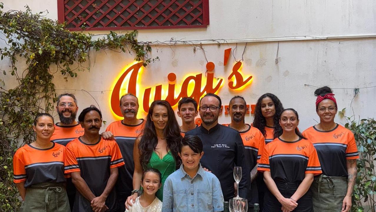 La foto di gruppo per i 10 anni del punto vendita