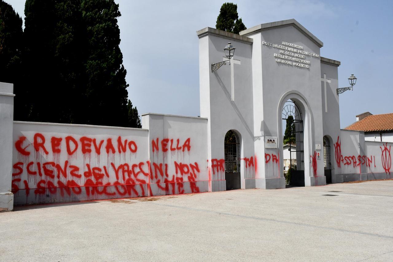 Cimitero sfregiato dai no vax, l’area è senza sorveglianza