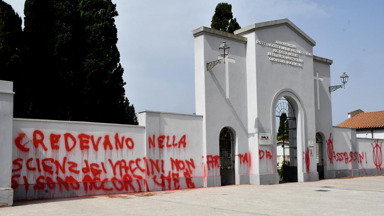 Cimitero sfregiato dai no vax, l’area è senza sorveglianza