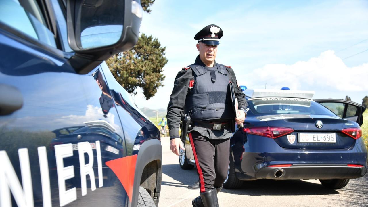 Partono le perquisizioni dopo le fucilate contro un’abitazione: scoperte armi e cartucce illegali