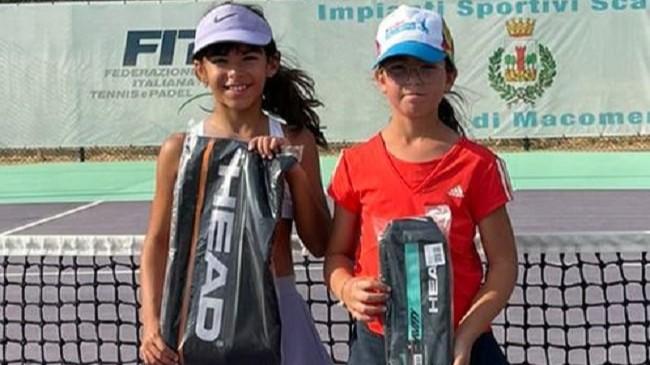 Da sinistra Greta Faedda e Giada Bella, atlete under 10 del Tc Porto Torres