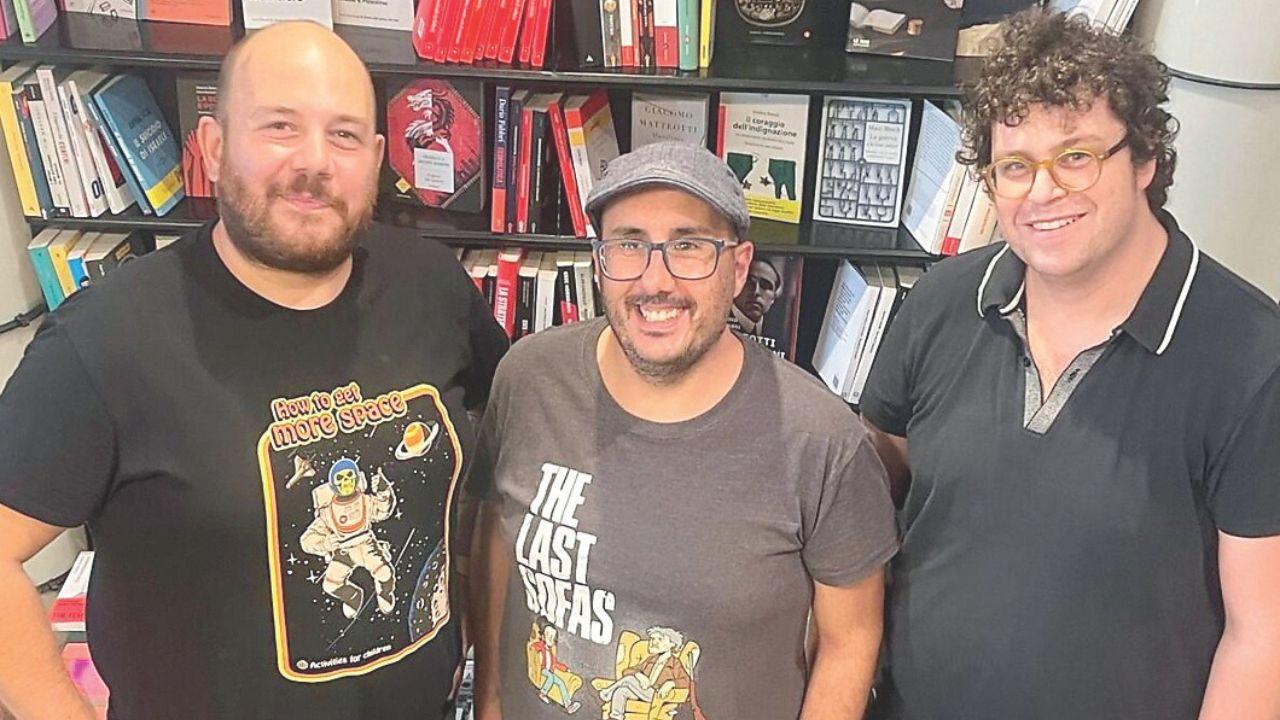 I nuovi titolari della libreria La Vela in via Garibaldi