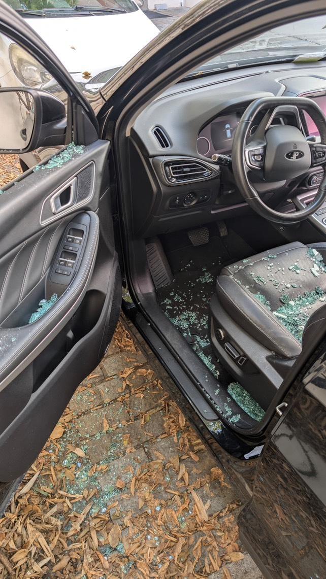 Reggio Emilia, finestrini in frantumi in centro: torna l’incubo dei raid notturni sulle auto