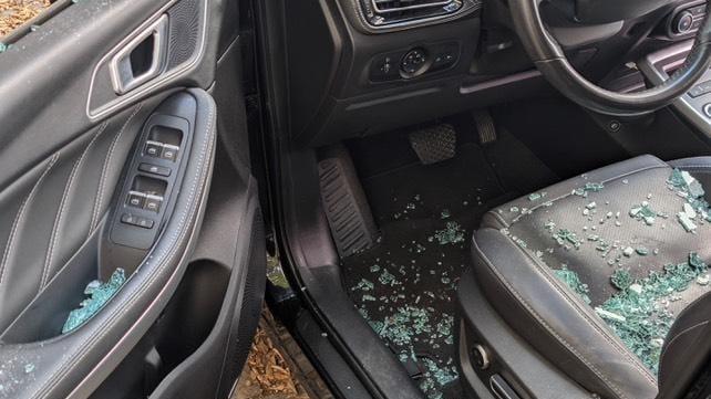 Reggio Emilia, finestrini in frantumi in centro: torna l’incubo dei raid notturni sulle auto