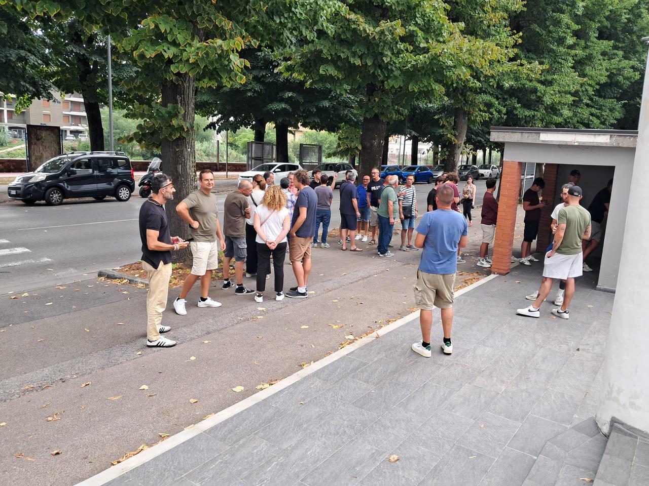 
	Matteo Biffoni, primo a sinistra, in fila per comprare l'abbonamento

