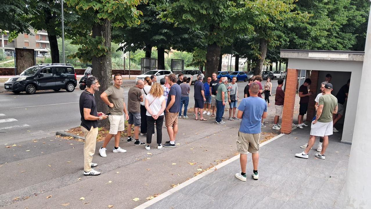 Matteo Biffoni, primo a sinistra, in fila per comprare l'abbonamento