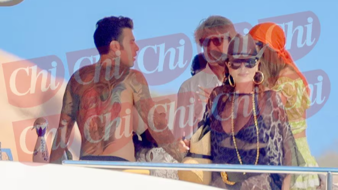 Fedez, La Russa e Santanchè: l’insolito trio a bordo di uno yacht in Costa Smeralda