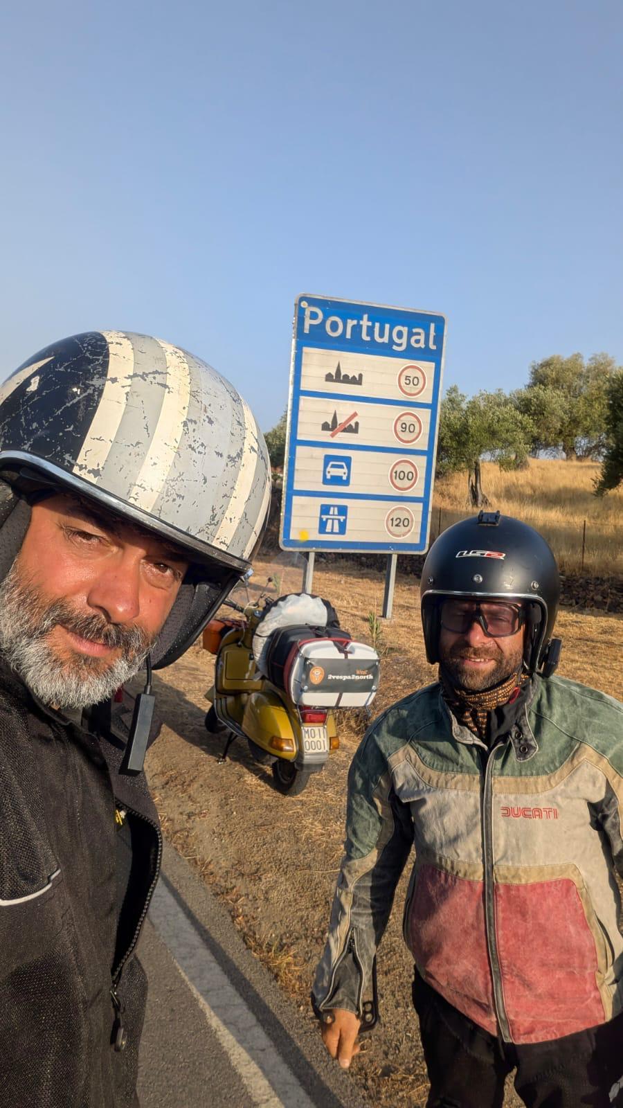 Manuel e Omar, da Modena al Marocco a bordo di una Vespa