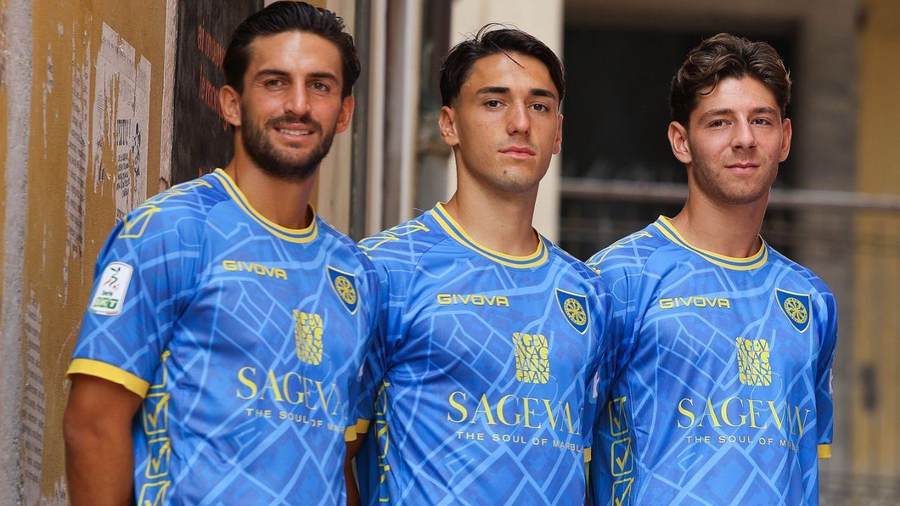 I giocatori con la nuova maglia (foto dal club)