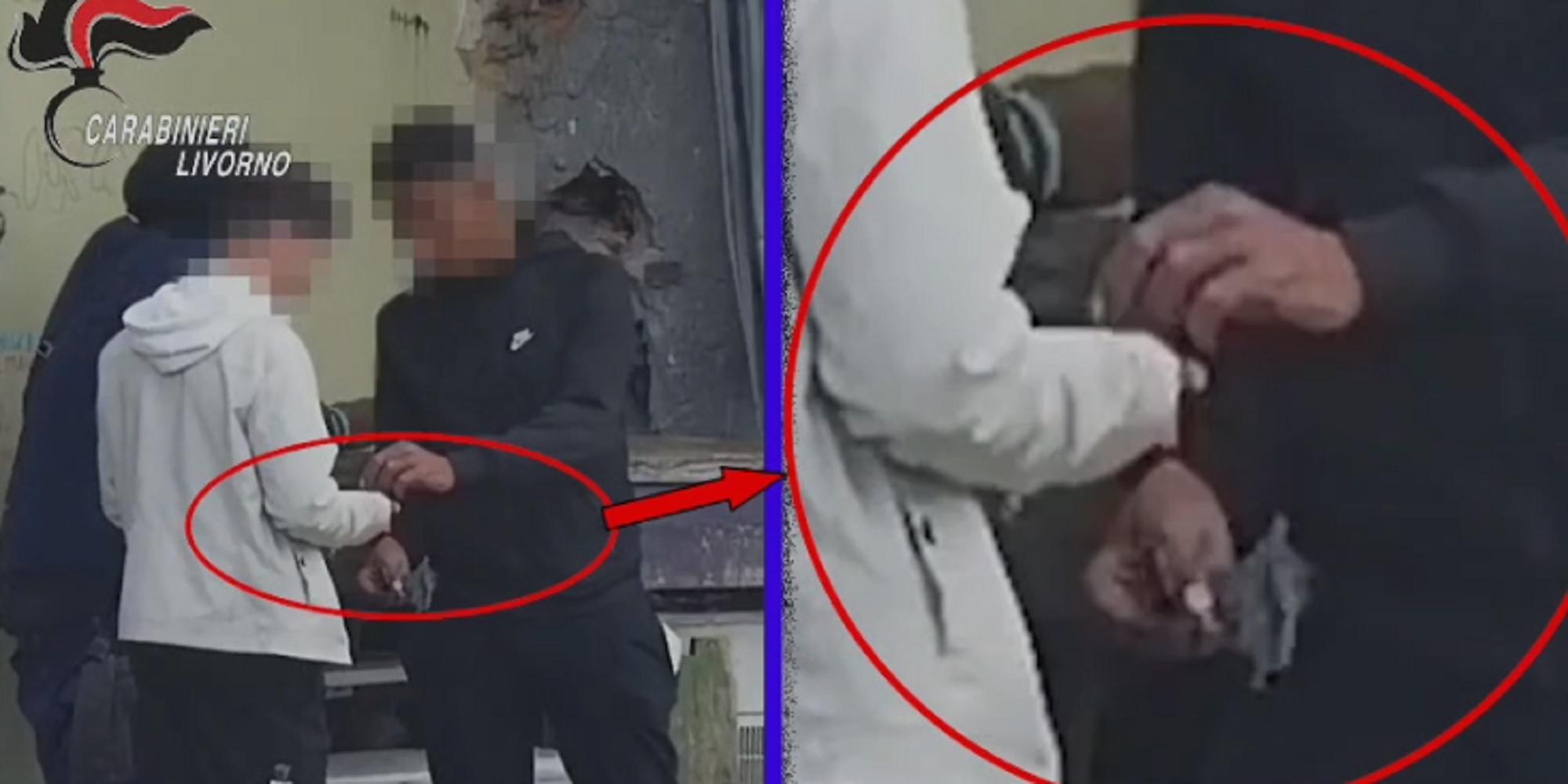 Un episodio di spaccio in piazza Garibaldi documentato dai carabinieri