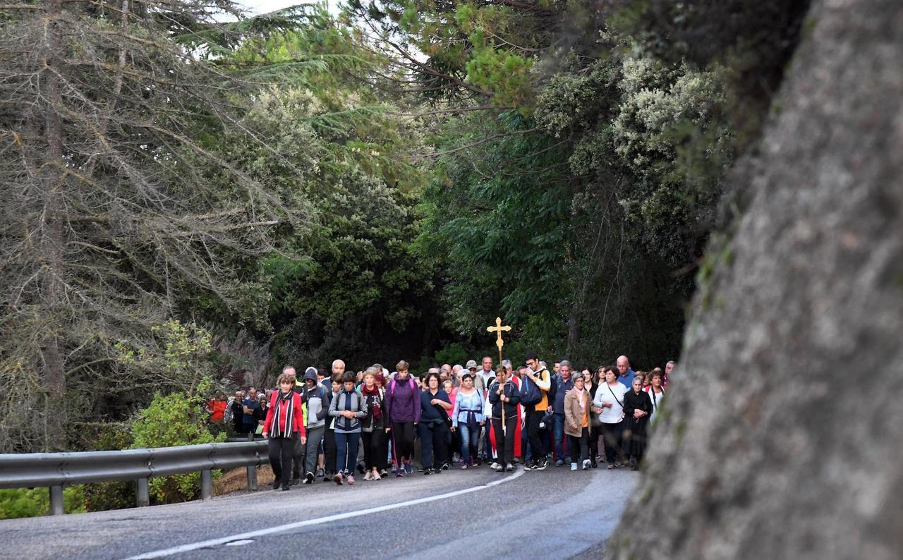 Fedeli ai piedi del Redentore in preghiera in cima all’Ortobene