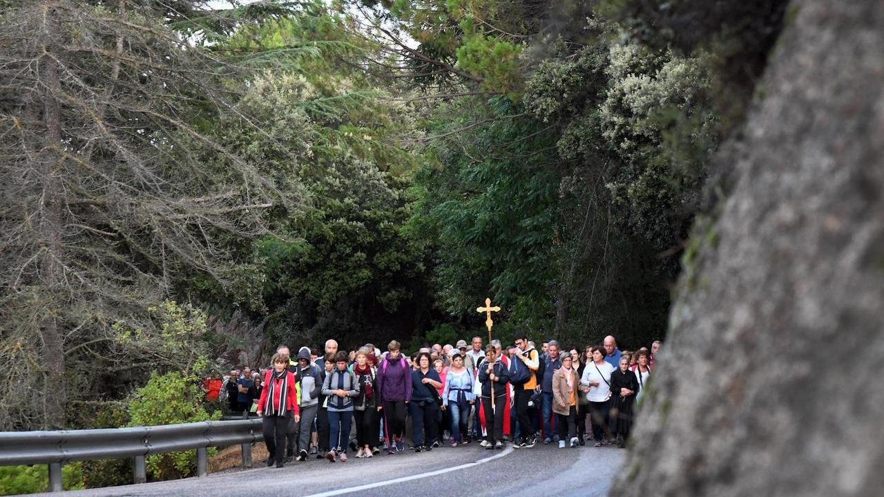 Fedeli ai piedi del Redentore in preghiera in cima all’Ortobene