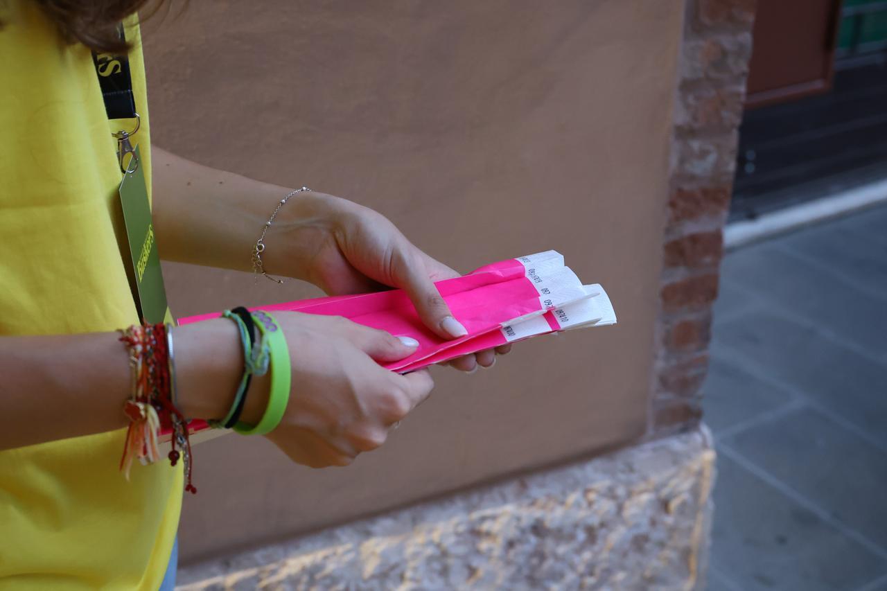 Vuole prendere il gelato in centro durante il Ferrara Buskers Festival. La risposta: “Vada altrove”