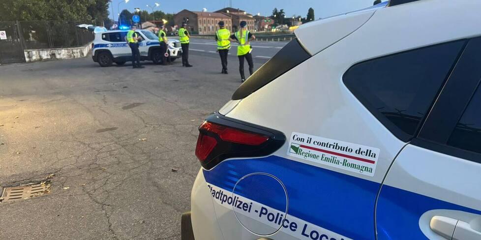 Cento, due su una bici finiscono contro un’auto in corsa