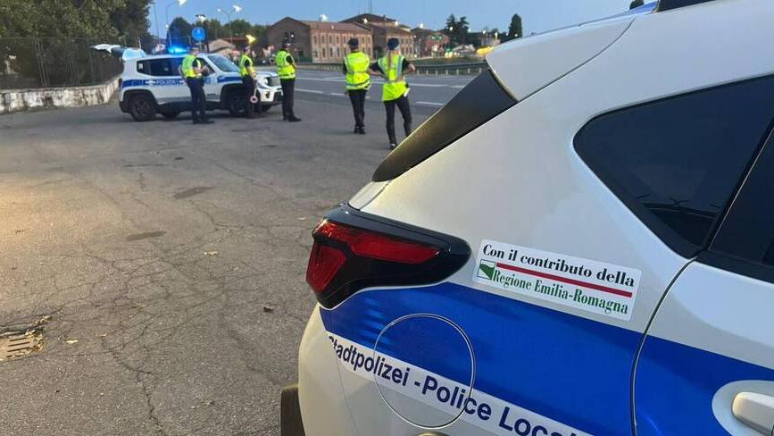 Cento, due su una bici finiscono contro un’auto in corsa