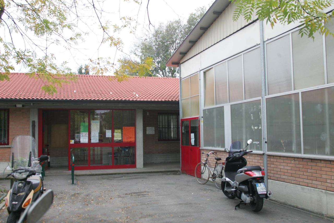 Vetrate sfondate, lancio di sassi di 3 chili contro le finestre. Roncocesi ostaggio della baby gang: «Vogliamo i controlli notturni»