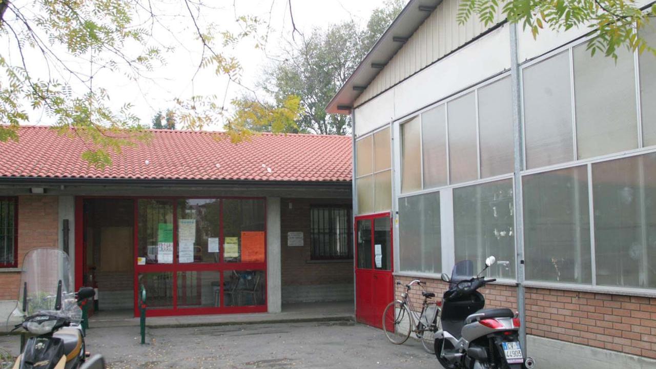 Vetrate sfondate, lancio di sassi di 3 chili contro le finestre. Roncocesi ostaggio della baby gang: «Vogliamo i controlli notturni»