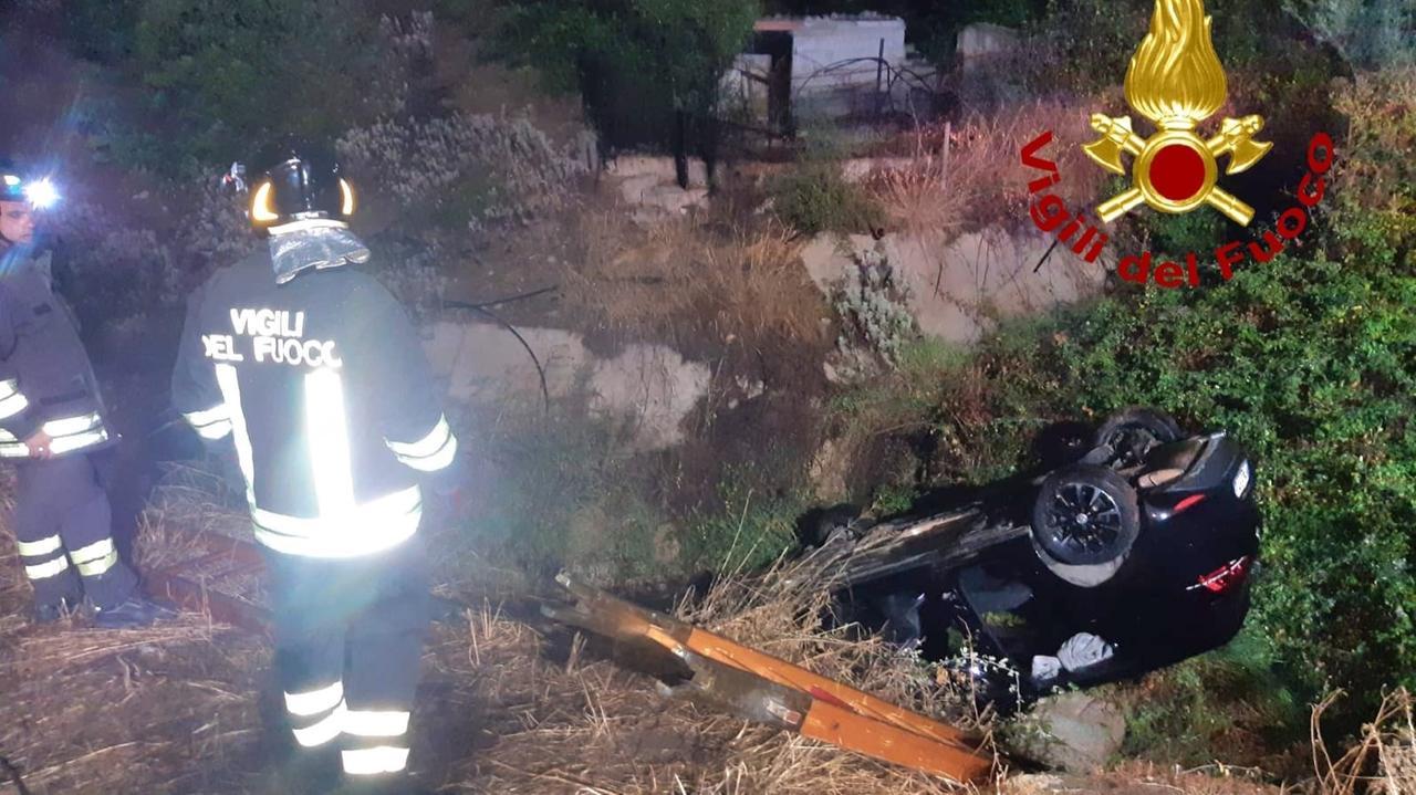 Auto si ribalta e finisce in un canale