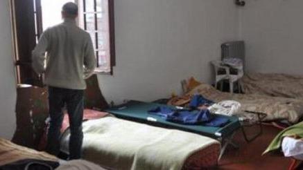 Una stanza trasformata in dormitorio: accade spesso a Prato