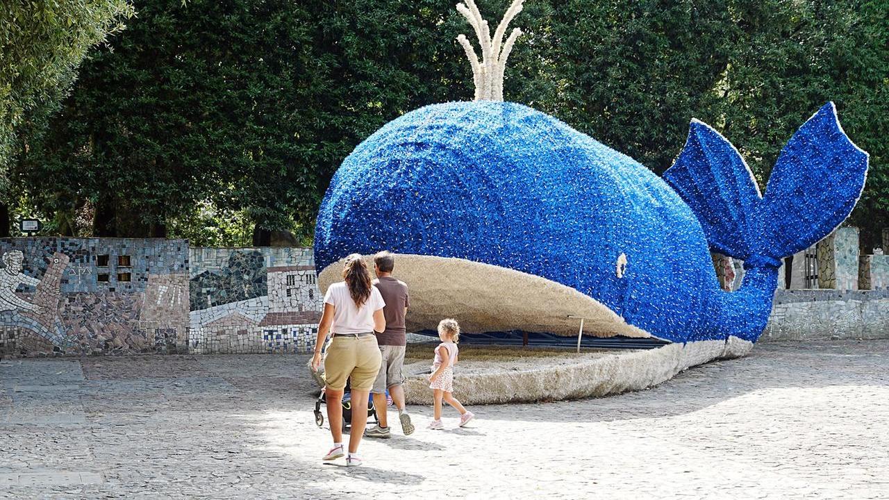 Un’installazione che ricorda la celebre balena (Foto Nucci)