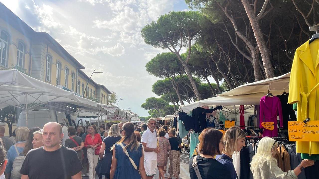 I visitatori alla fiera di Sant’Ermete ieri mattina prima della sospensione causa maltempo