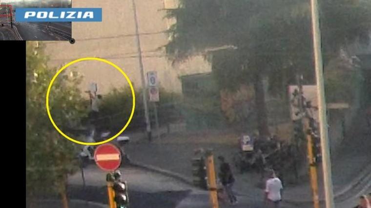 Il danneggiamento ripreso dalla telecamera