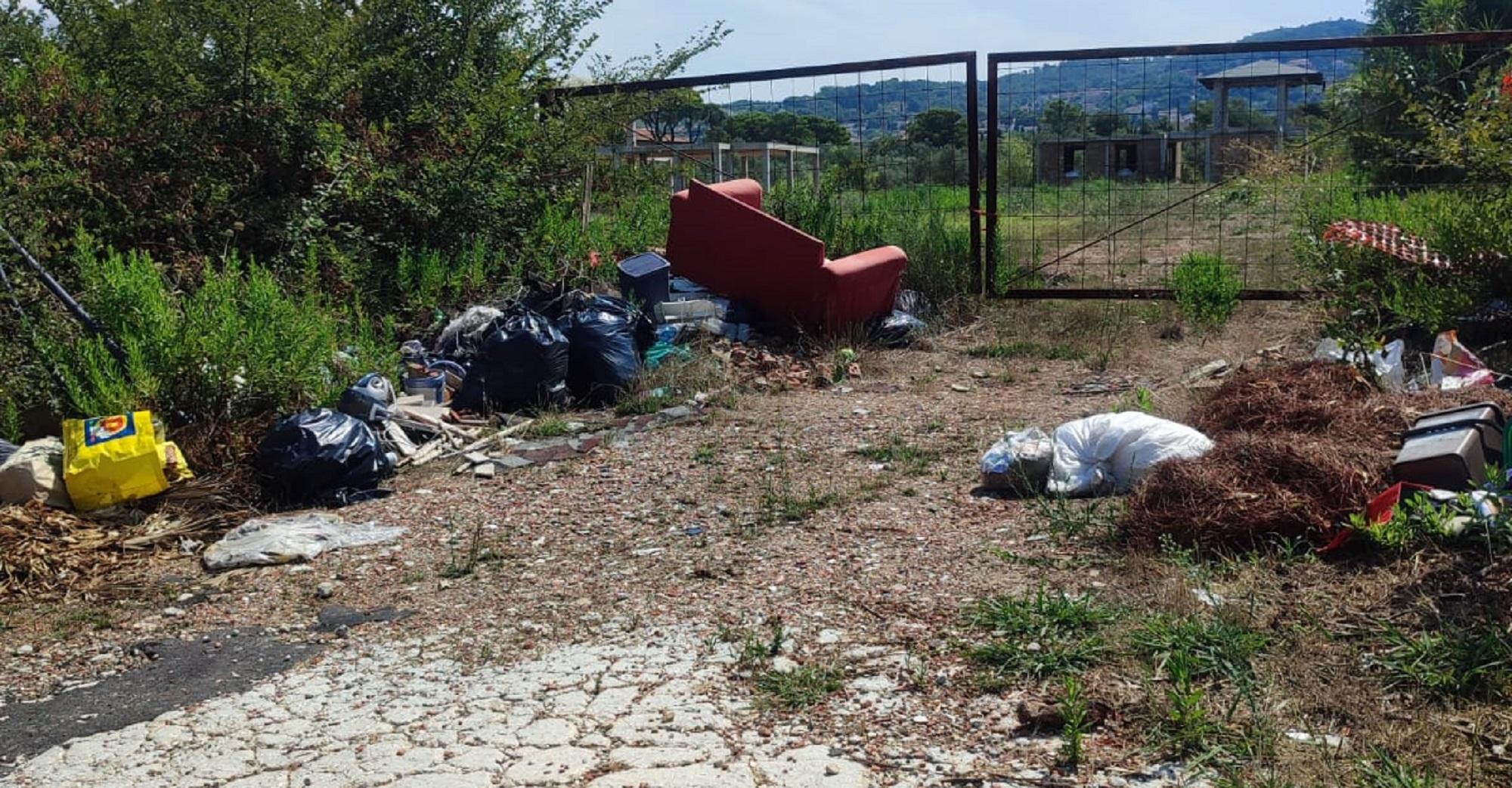 La discarica vicino Villa Serena