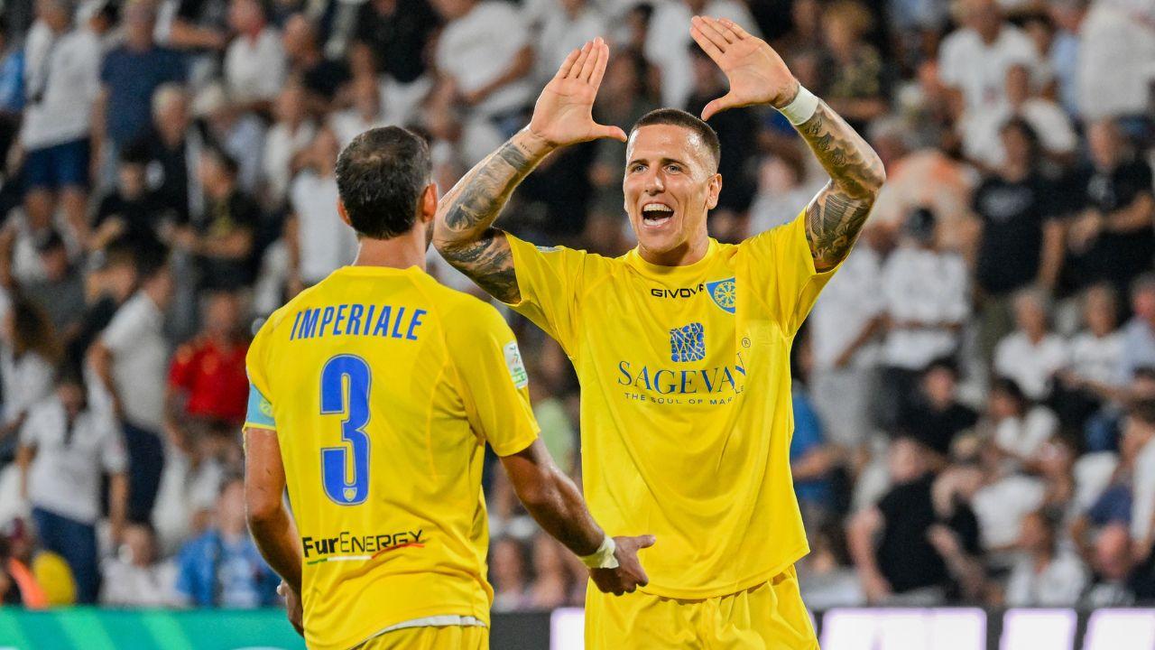 Gli azzurri esultano dopo la vittoria nel derby