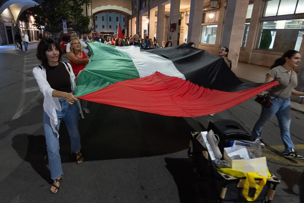 Ferrara, corteo ProPal con polemiche: “Volevano fermarci”