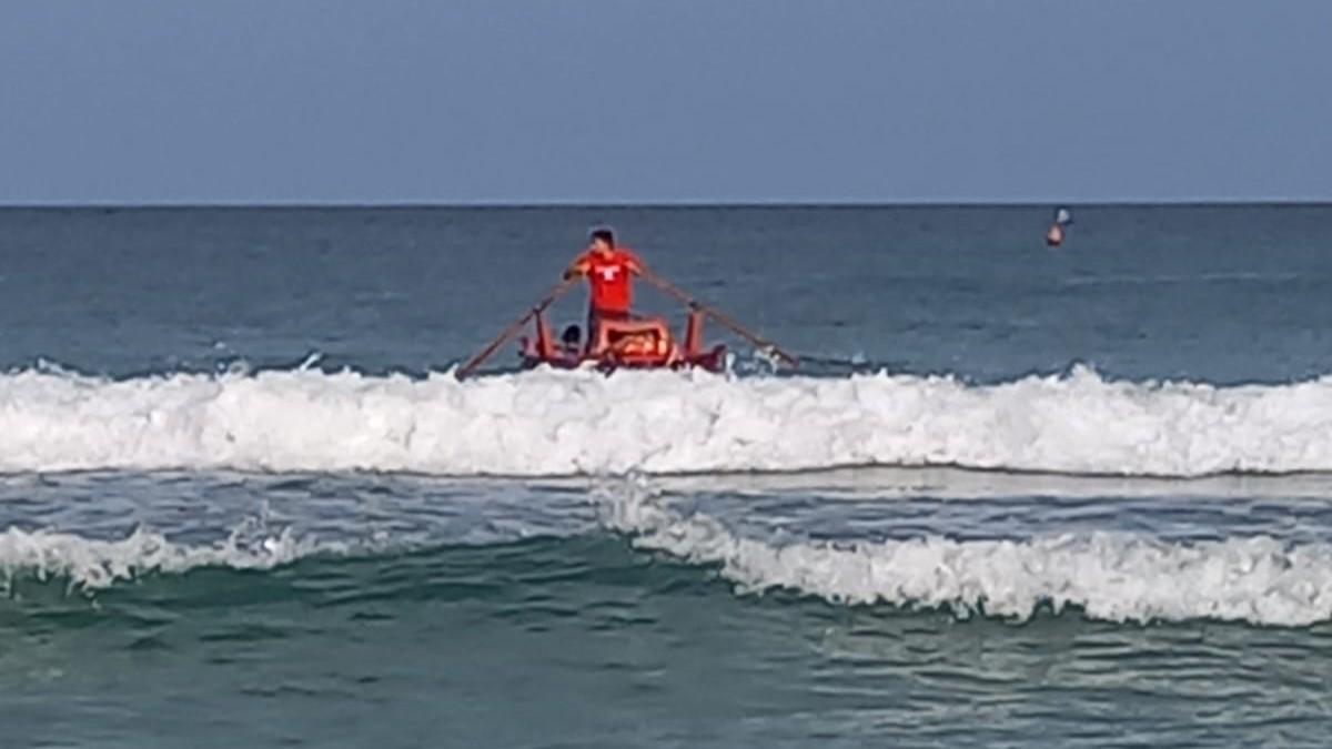 Paura a Costa Rei: 12enne trascinato dalla corrente viene salvato da due bagnini