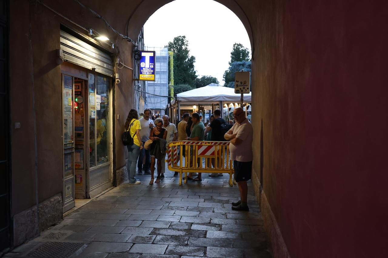 “Dovremmo andare al compleanno”. Respinte ai varchi del Ferrara Buskers Festival