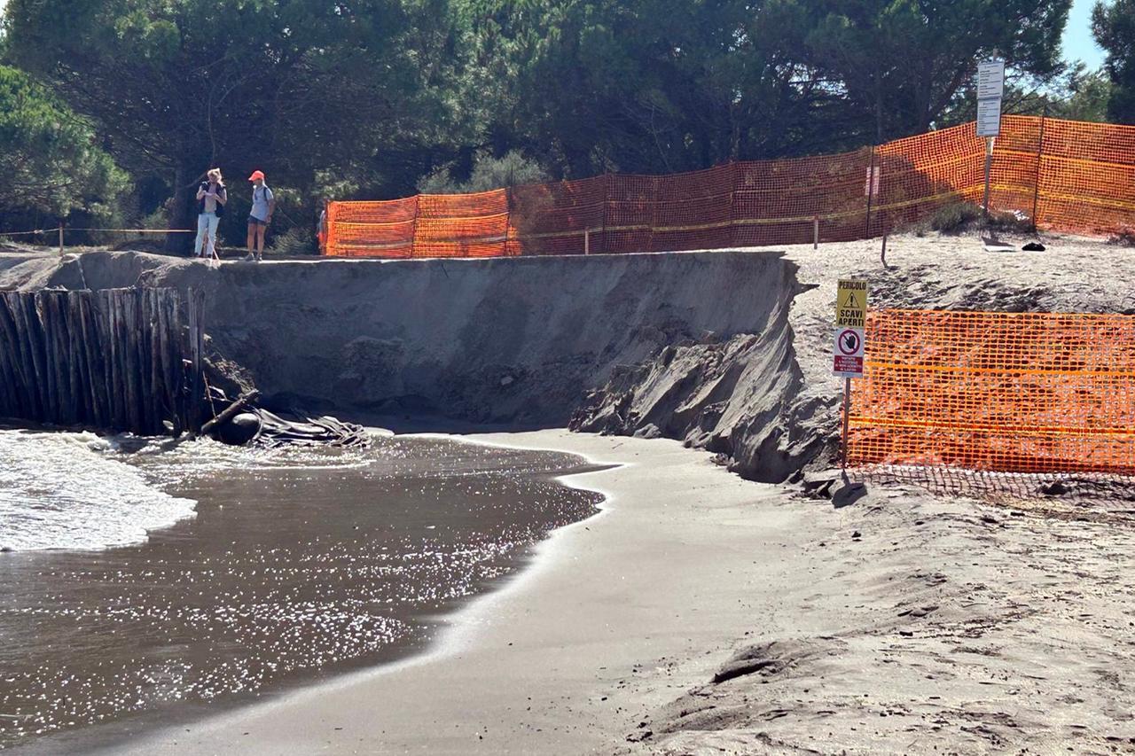  Crolla la spiaggia a Lido Volano