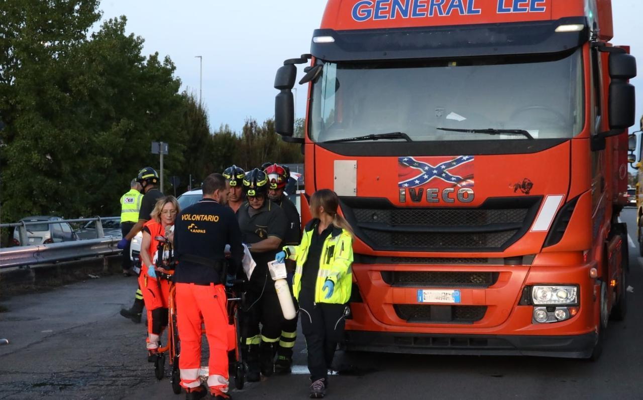 Investito da un camion in via Emilia Ovest: pedone gravissimo