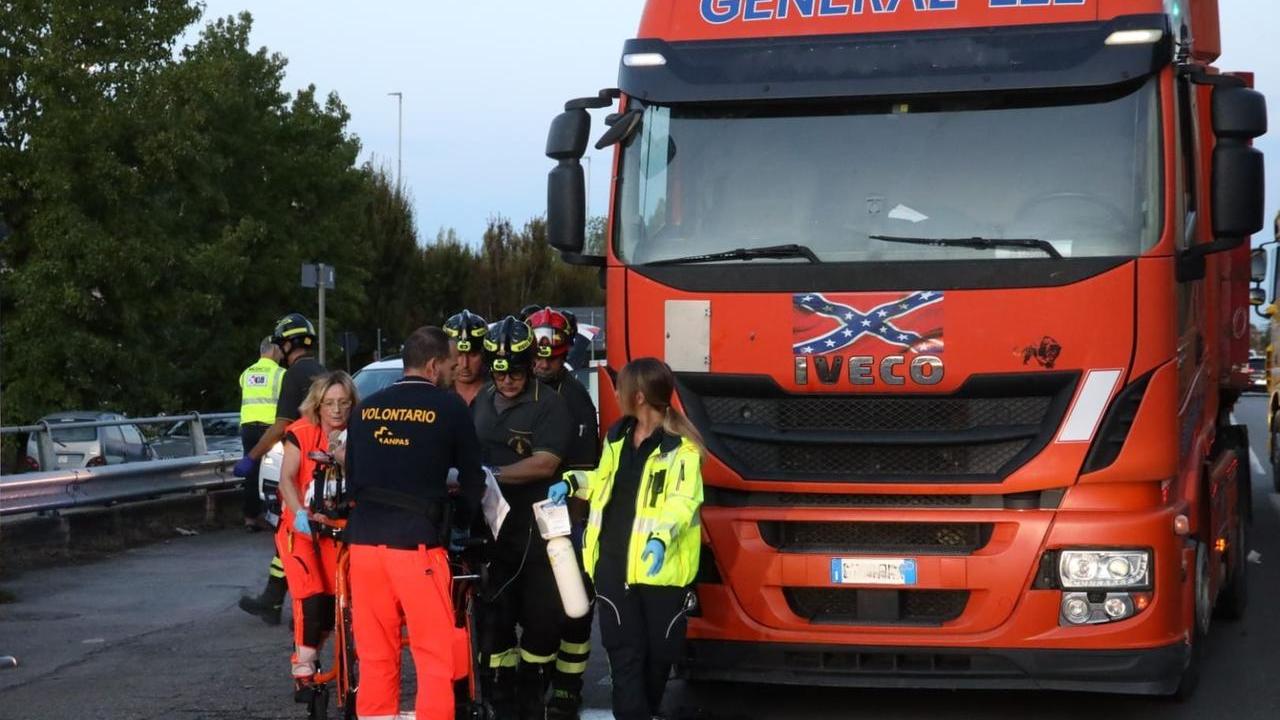 Investito da un camion in via Emilia Ovest: pedone gravissimo