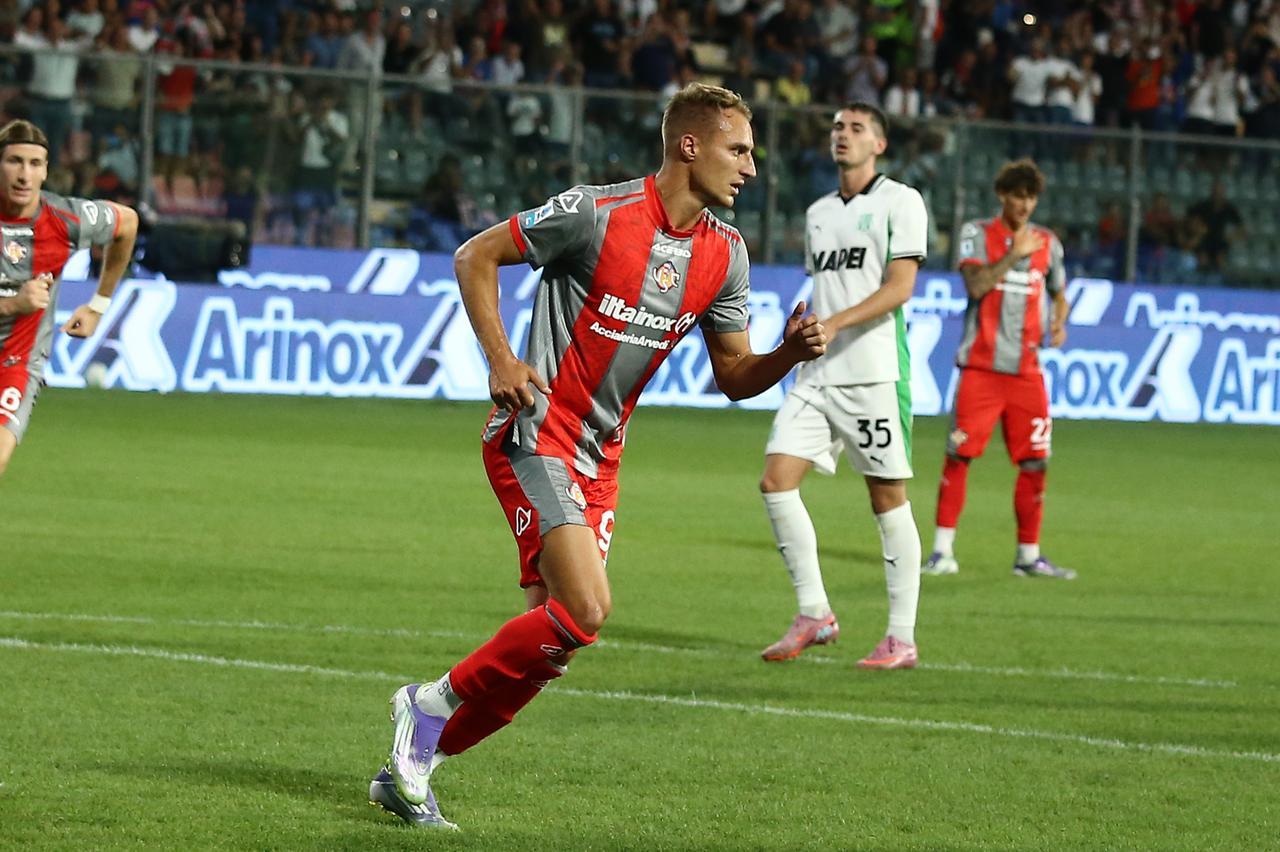 
	De Luca esulta dopo il gol della vittoria

