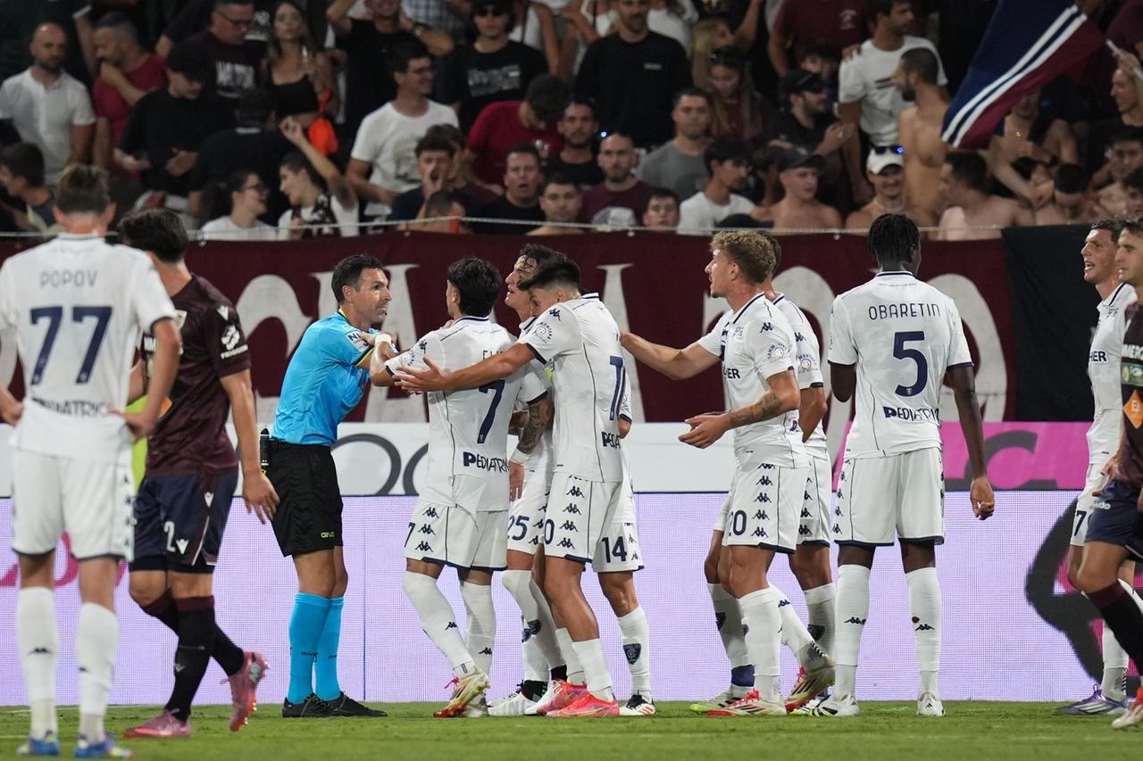 
	Le proteste degli azzurri dopo una decisione contestata dell'arbitro

